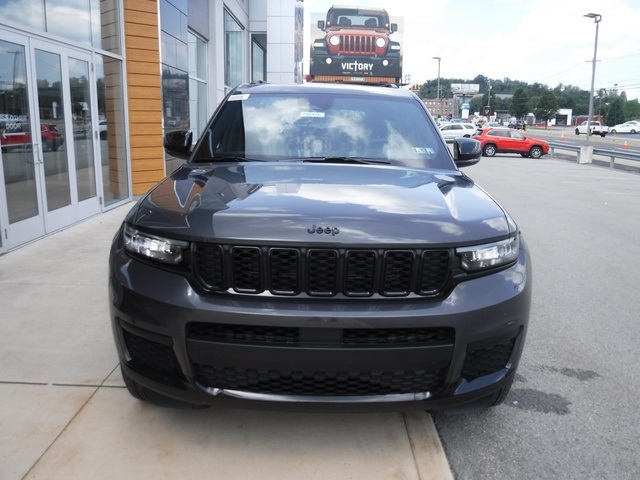 2025 Jeep Grand Cherokee Laredo Altitude photo 3