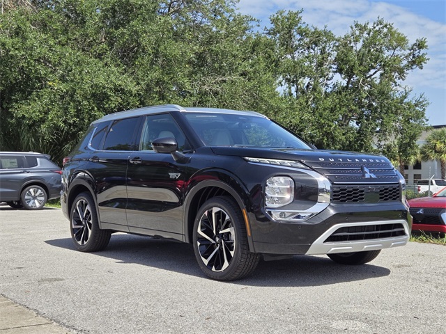 2025 Mitsubishi Outlander Plug-in Hybrid Platinum Edition's photo