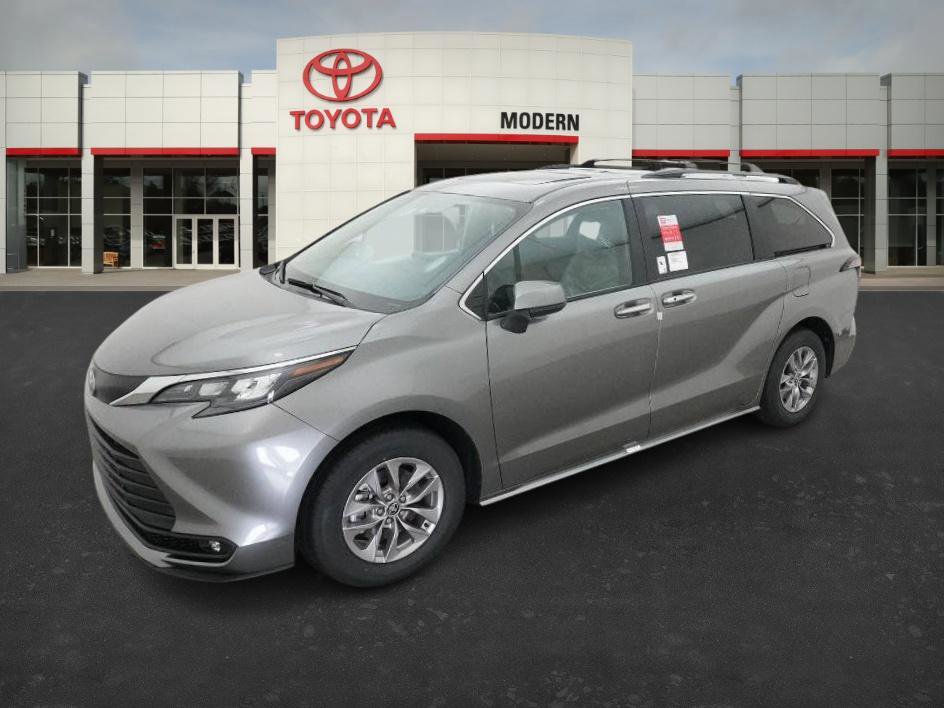 2026 Toyota Sienna XLE's photo
