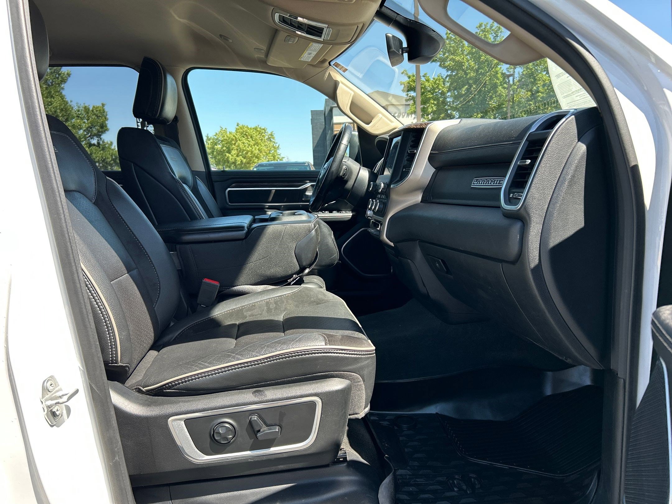 2020 Ram 1500 Laramie photo 29