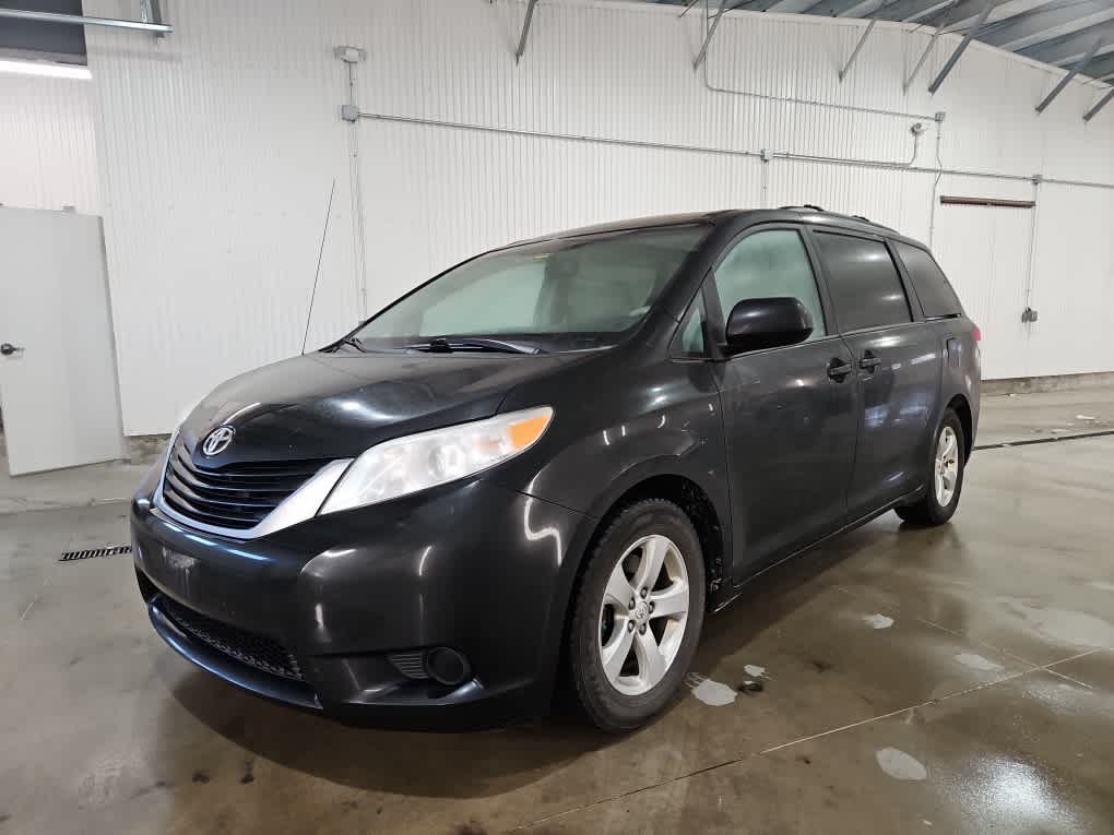 2014 Toyota Sienna LE's photo