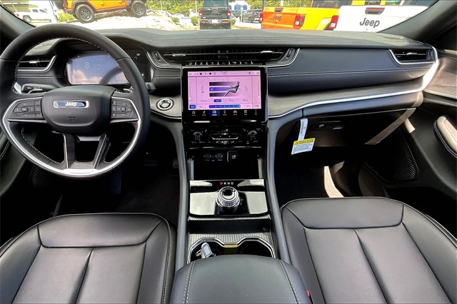 2025 Jeep Grand Cherokee Limited photo 2