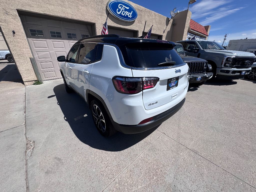 2024 Jeep Compass Limited photo 9