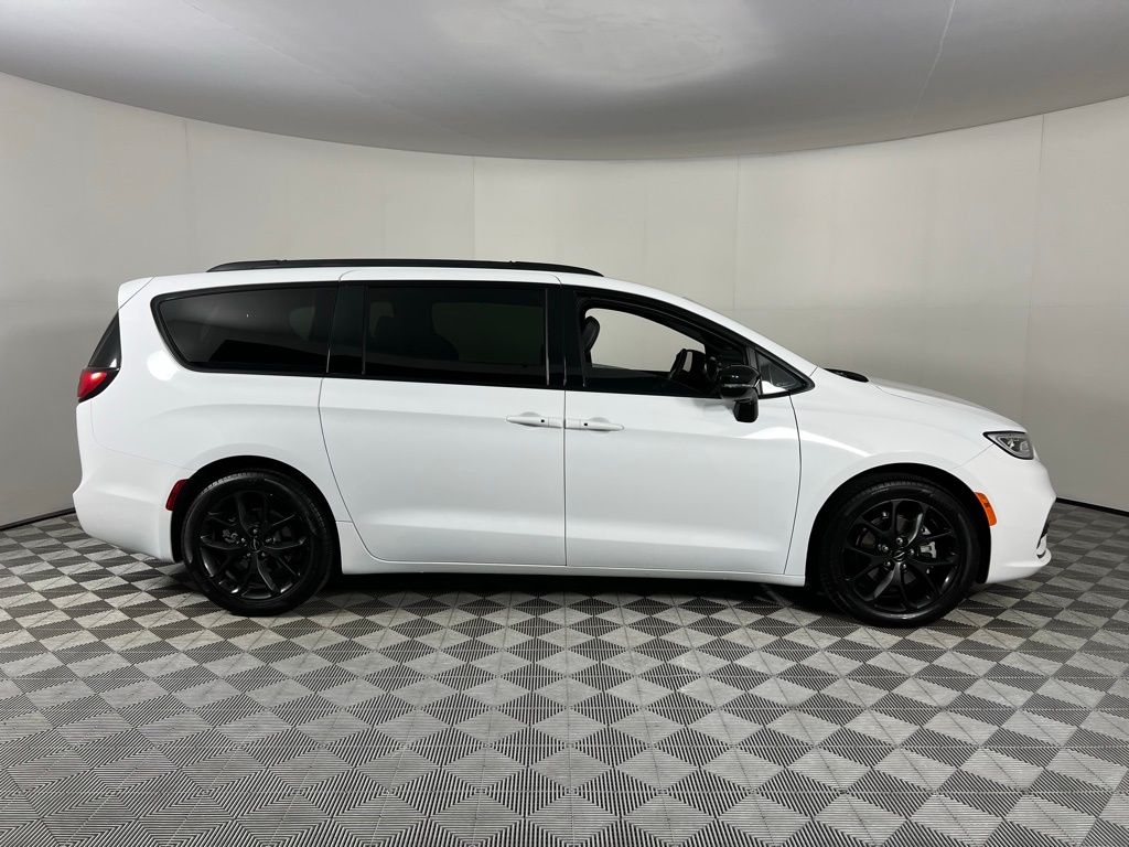 2024 Chrysler Pacifica Touring L photo 2