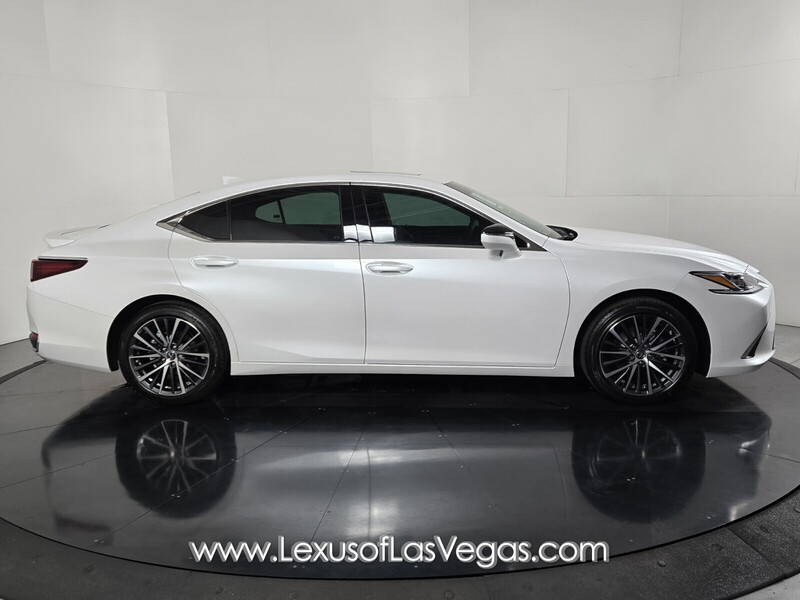 2025 Lexus ES 300h photo 3