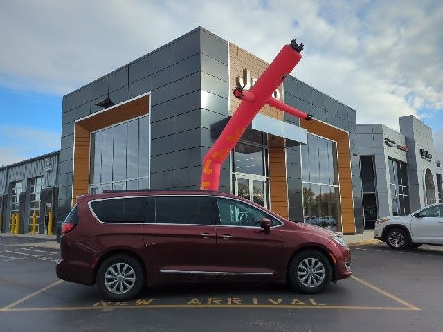 2017 Chrysler Pacifica Touring-L's photo