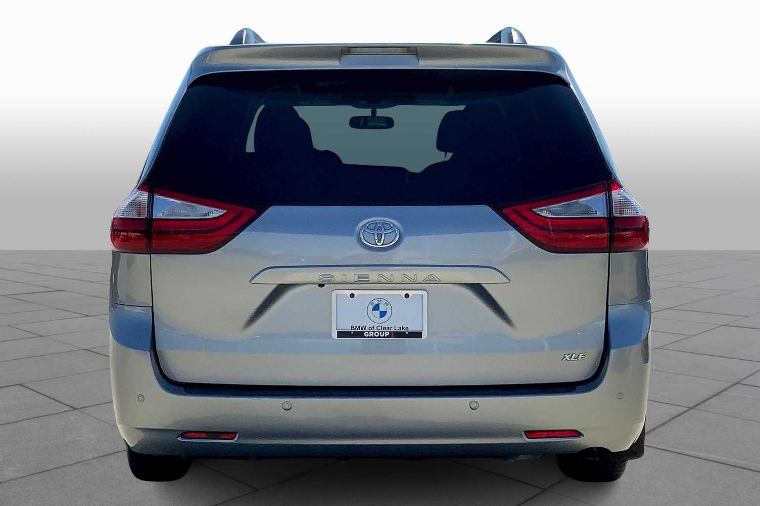 2017 Toyota Sienna XLE photo 4