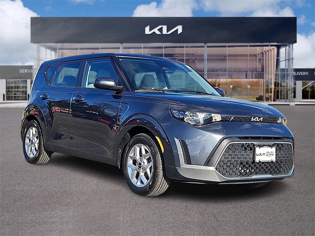 2023 Kia Soul LX's photo