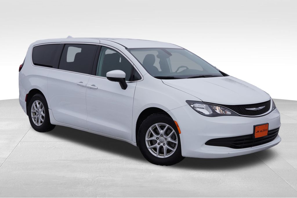 2017 Chrysler Pacifica LX's photo