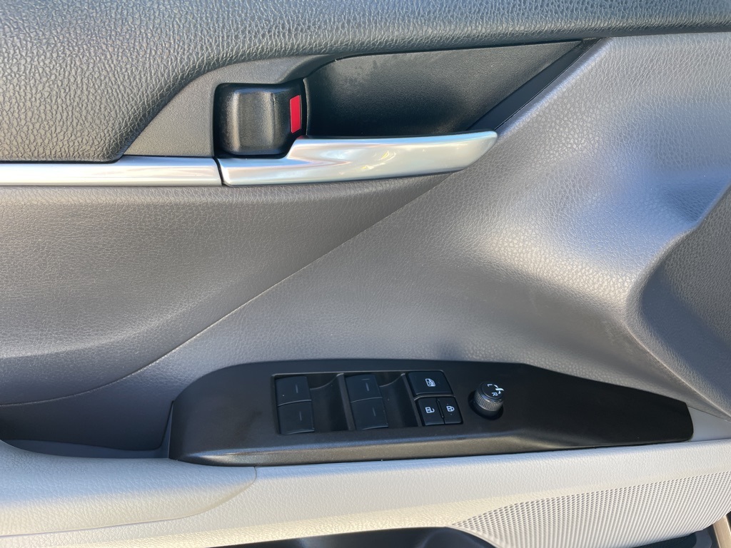 2022 Toyota Camry SE photo 6