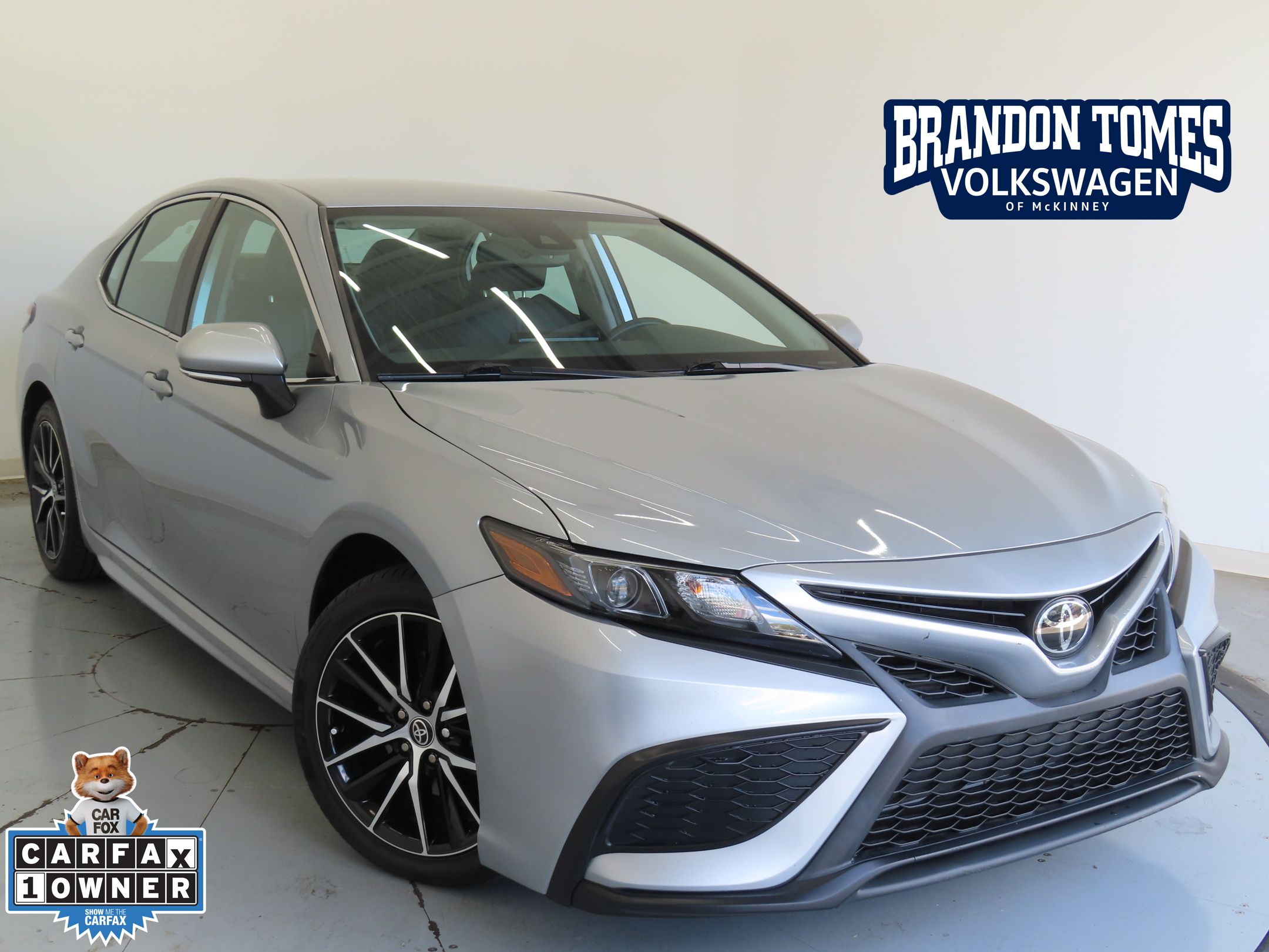 2023 Toyota Camry SE's photo