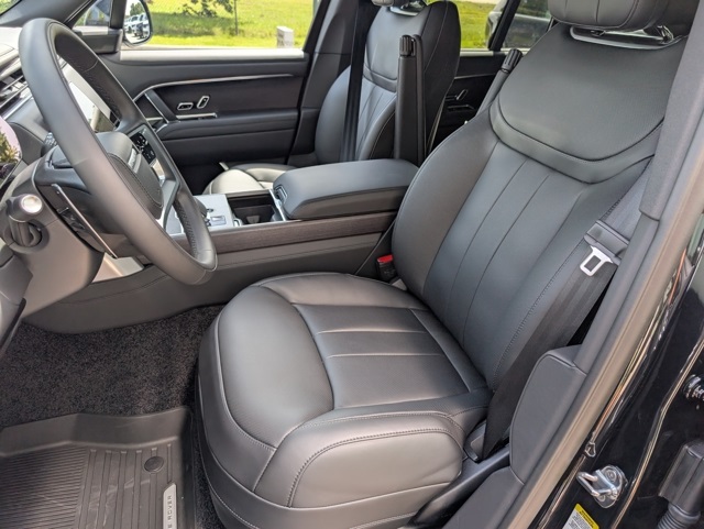 2025 Land Rover Range Rover SE photo 5