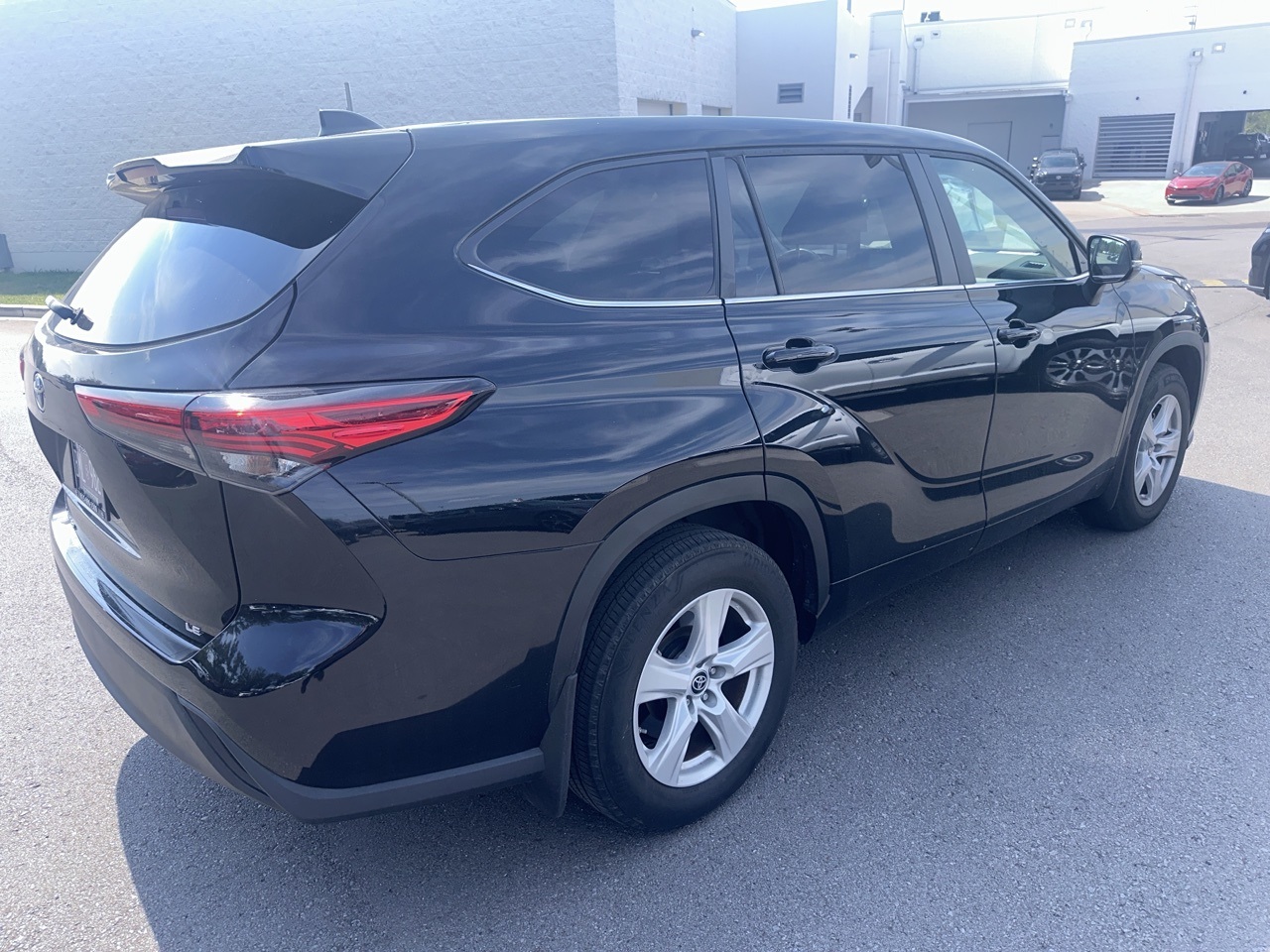 2023 Toyota Highlander L photo 3