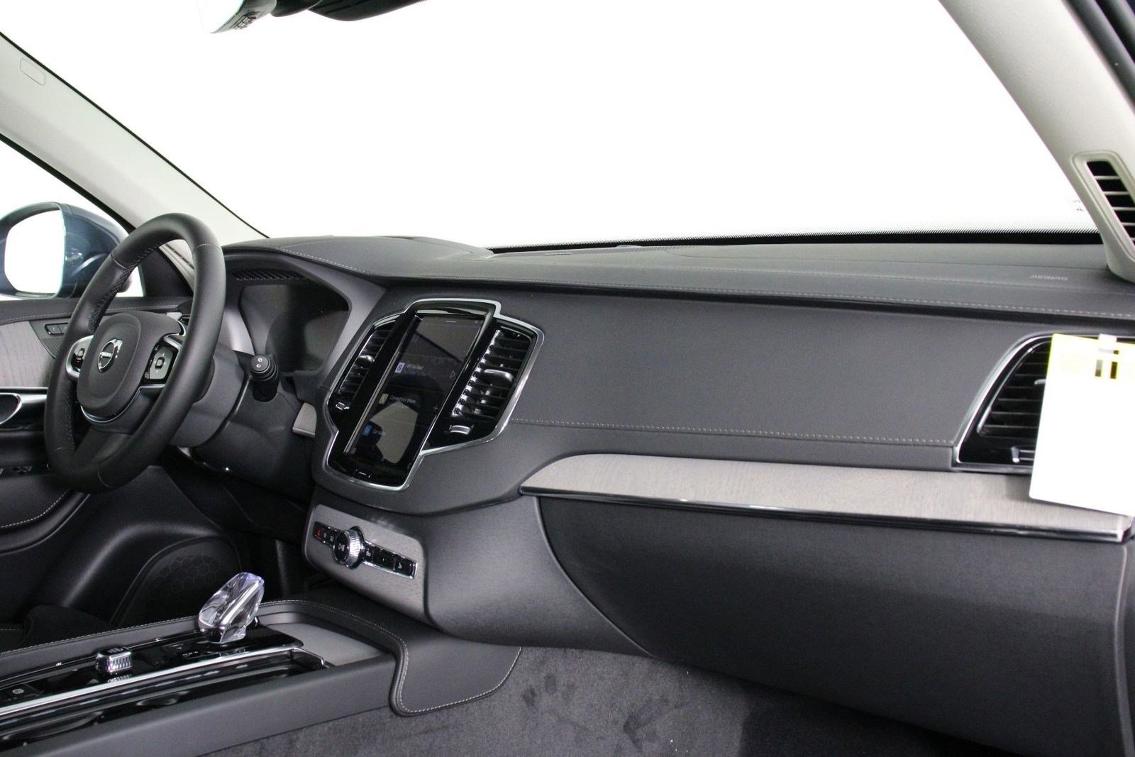 2025 Volvo XC90 photo 8