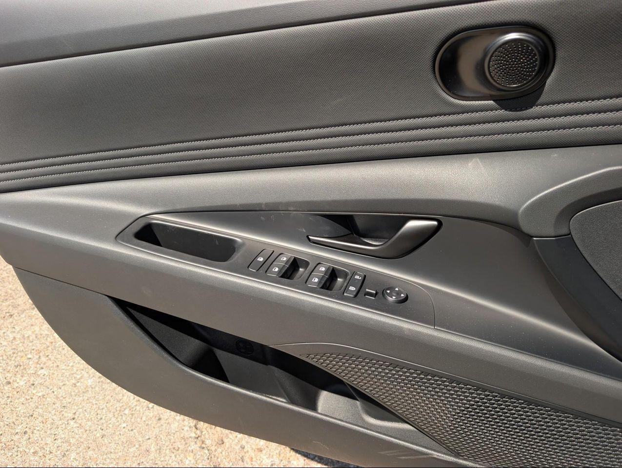 2025 Hyundai Elantra SEL Sport photo 19