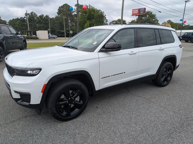 2025 Jeep Grand Cherokee Limited photo 3