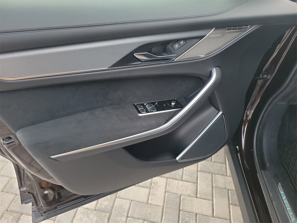 2026 Jaguar F-PACE SVR photo 19