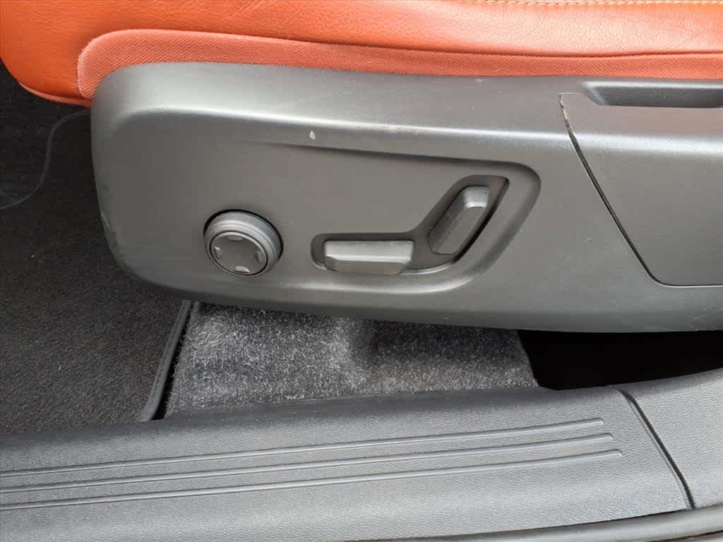 2019 Volvo XC40 R-Design Momentum photo 12