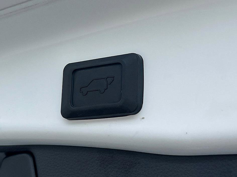 2022 Toyota RAV4 Hybrid XLE photo 26