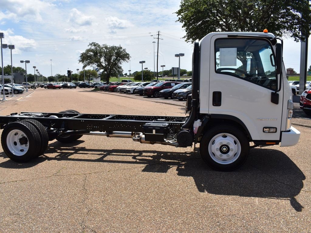 2025 Chevrolet Silverado 4500HD photo 2
