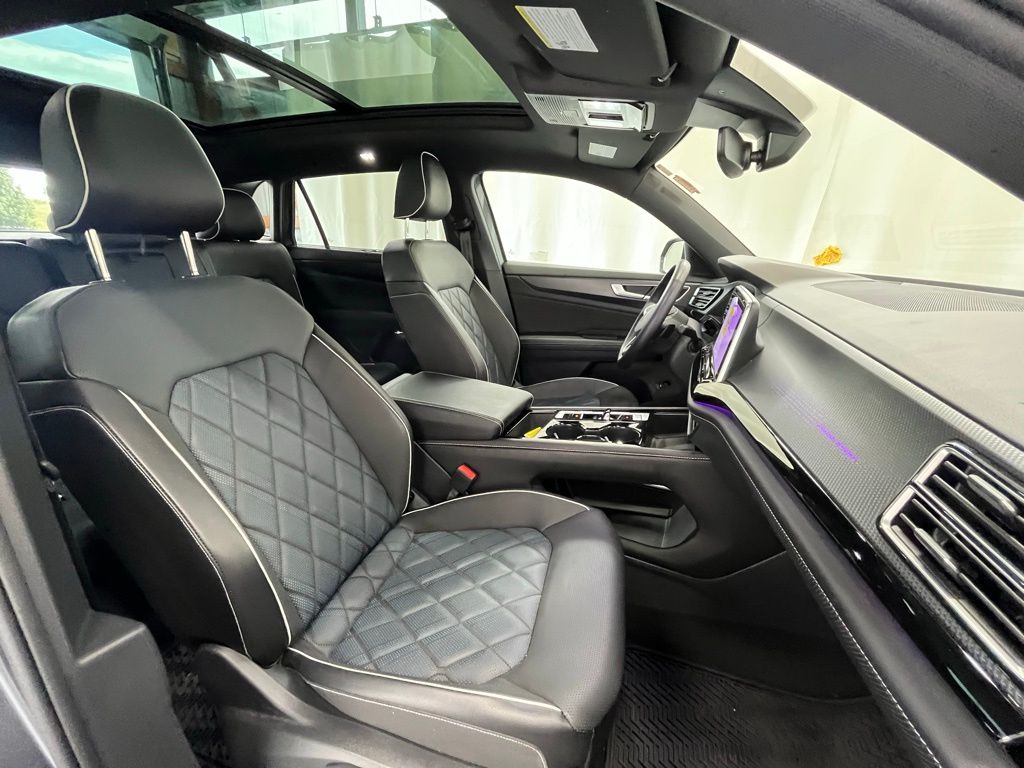 2024 Volkswagen Atlas Cross Sport SEL Premium R-Line photo 11