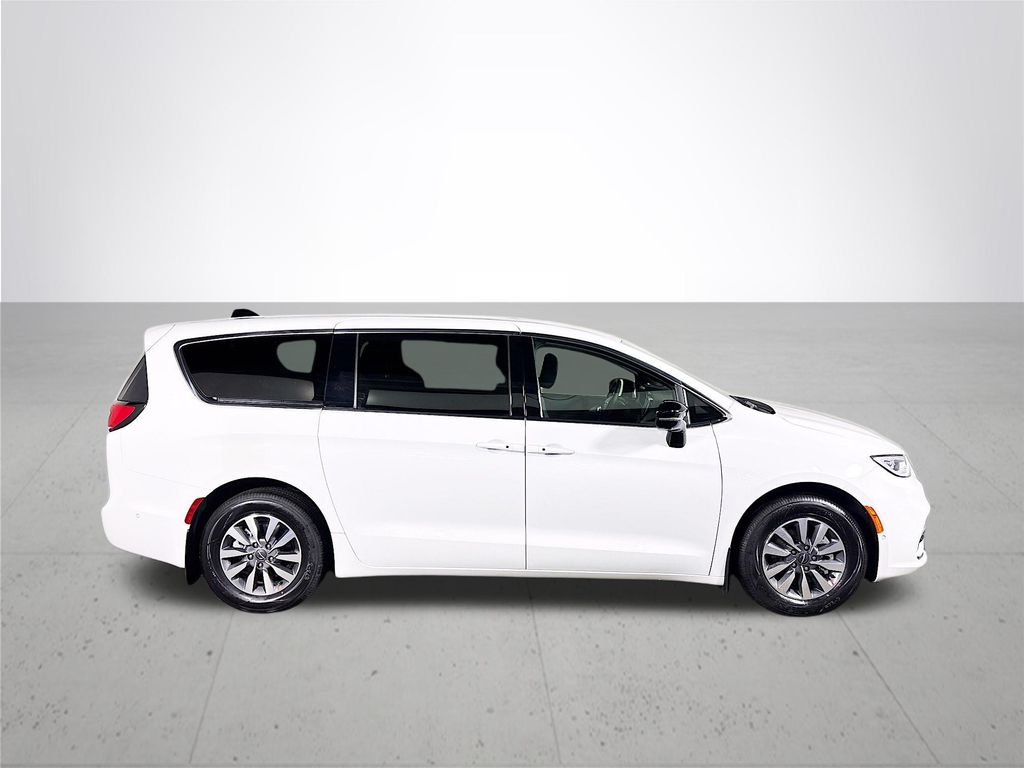 2025 Chrysler Pacifica Hybrid photo 5