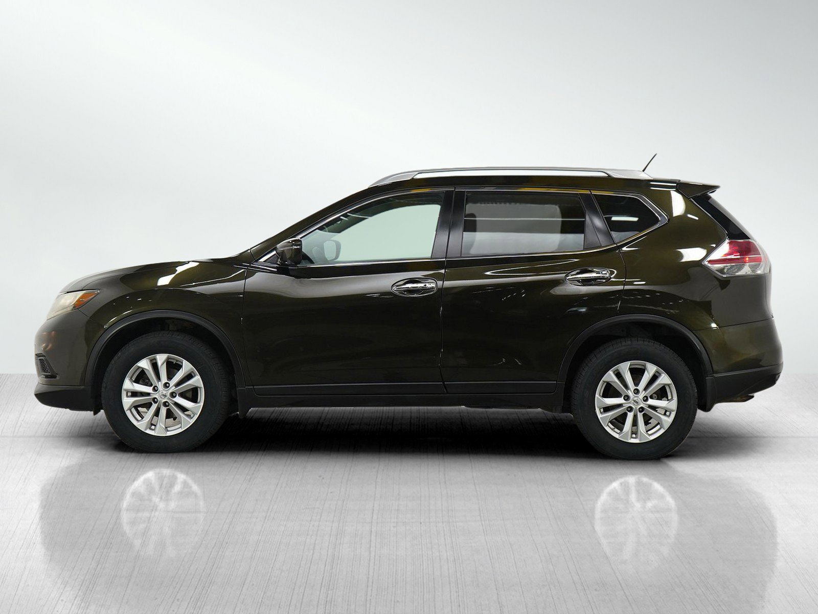 Used 2016 Nissan Rogue SV with VIN 5N1AT2MV4GC754973 for sale in Wayzata, MN
