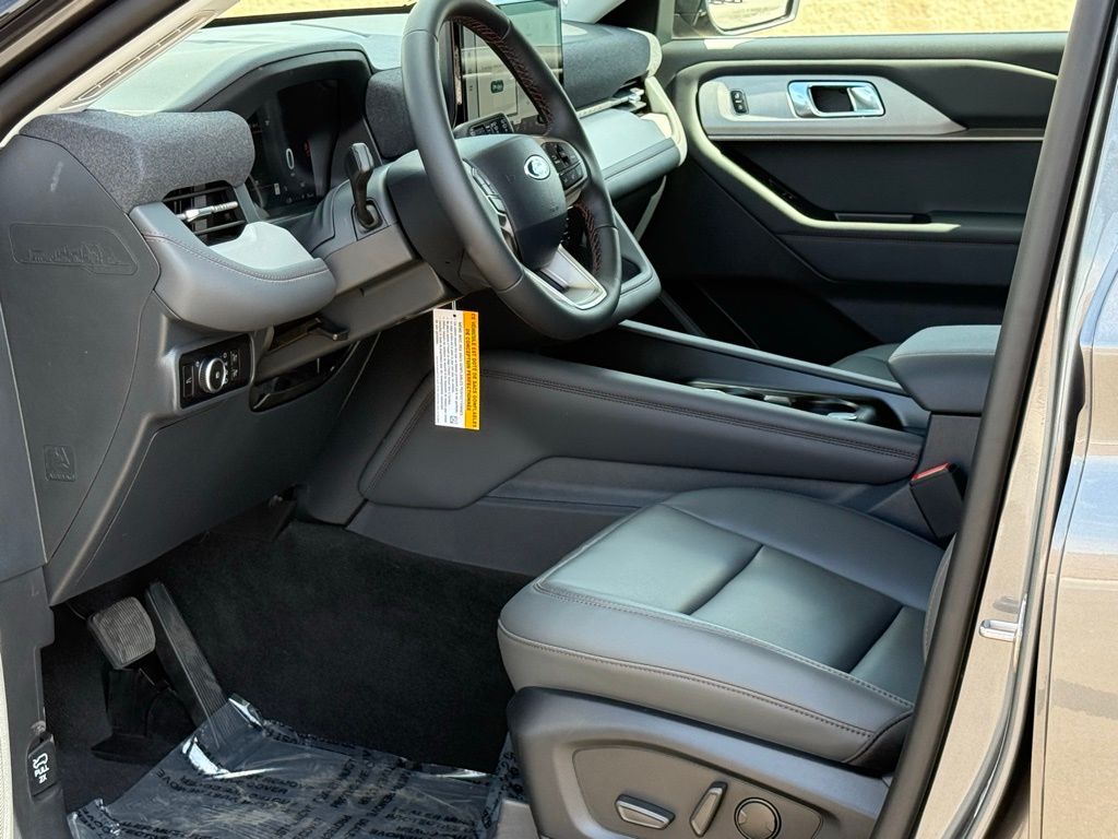 2025 Ford Explorer photo 7
