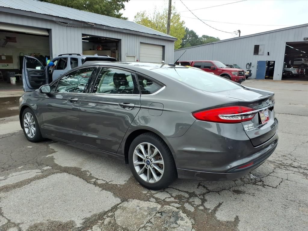 2017 Ford Fusion SE photo 2