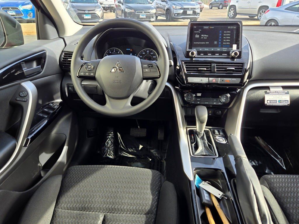 2025 Mitsubishi Eclipse Cross LE photo 9