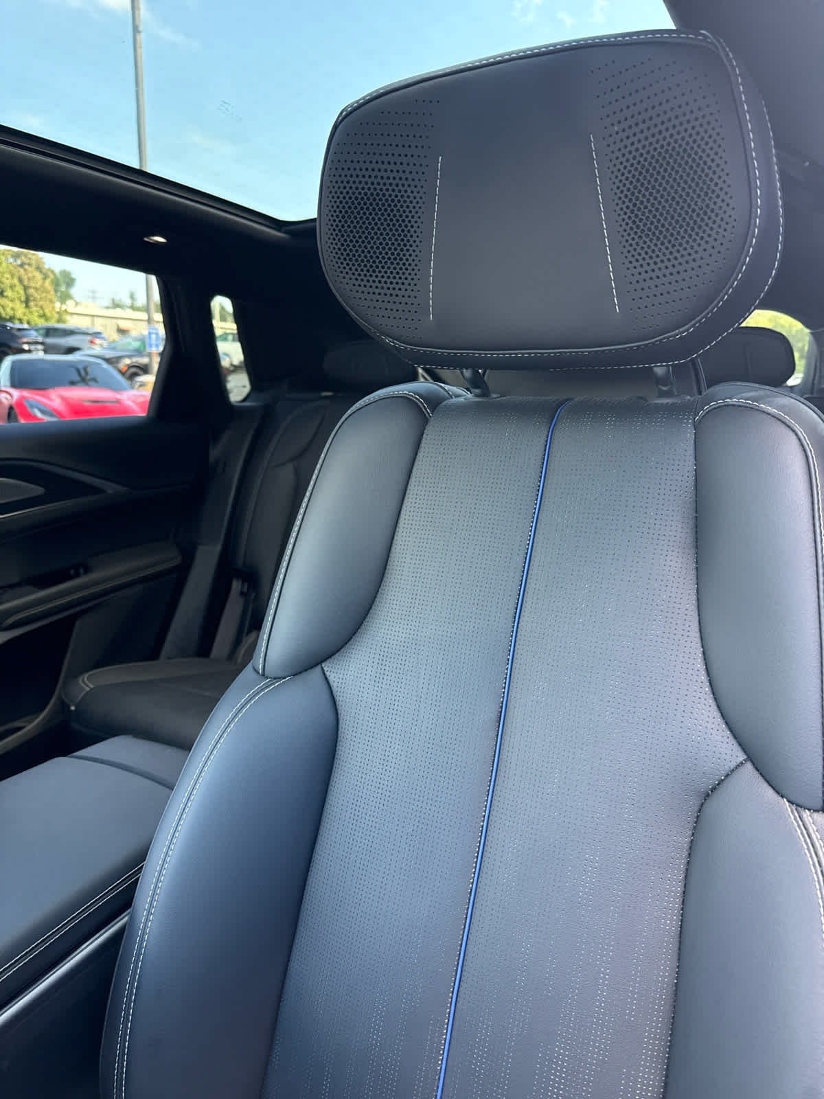 2025 Cadillac Lyriq Luxury photo 8