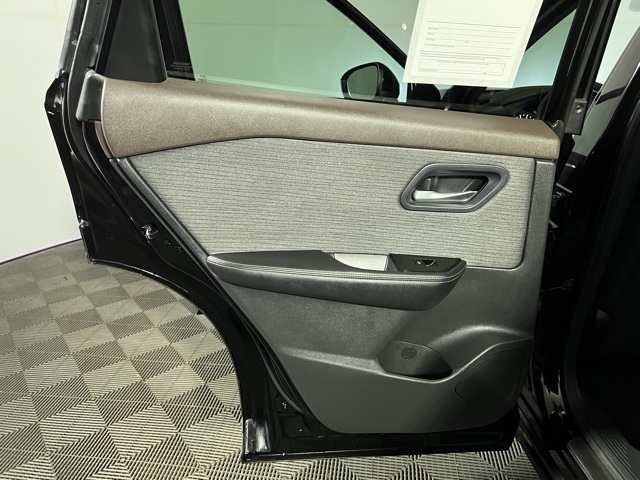 2022 Nissan Rogue SV photo 22