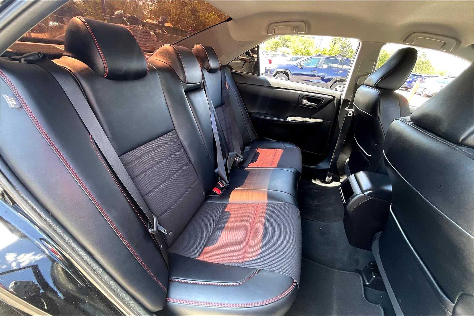 2016 Toyota Camry SE photo 18