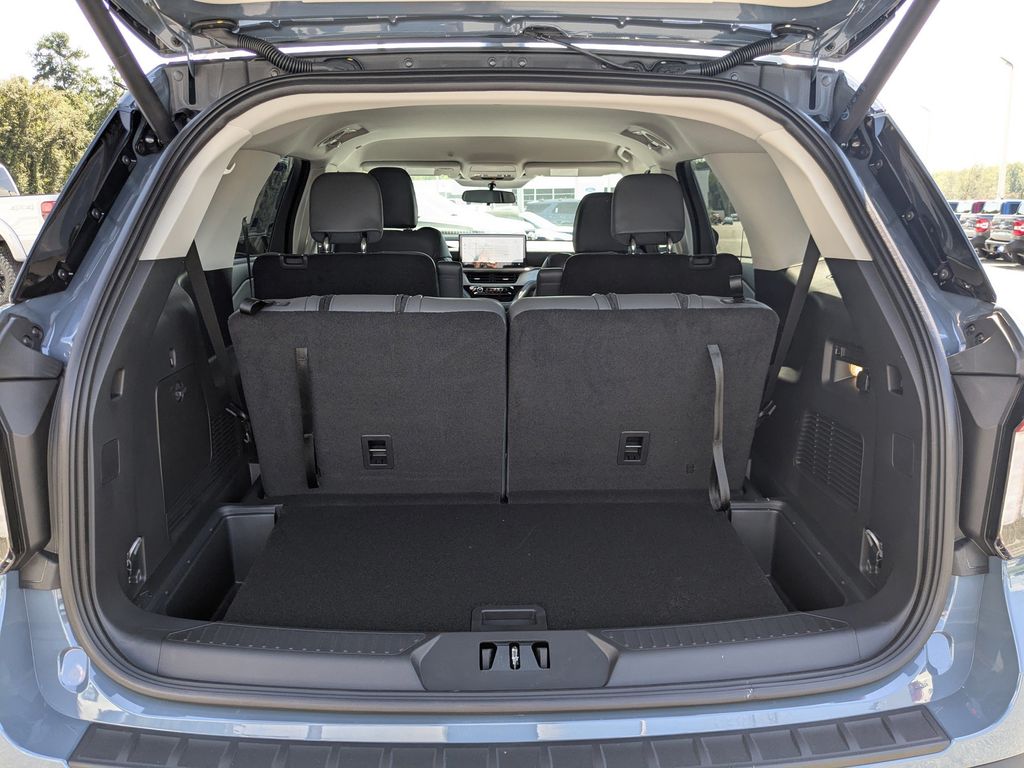 2025 Ford Explorer photo 6