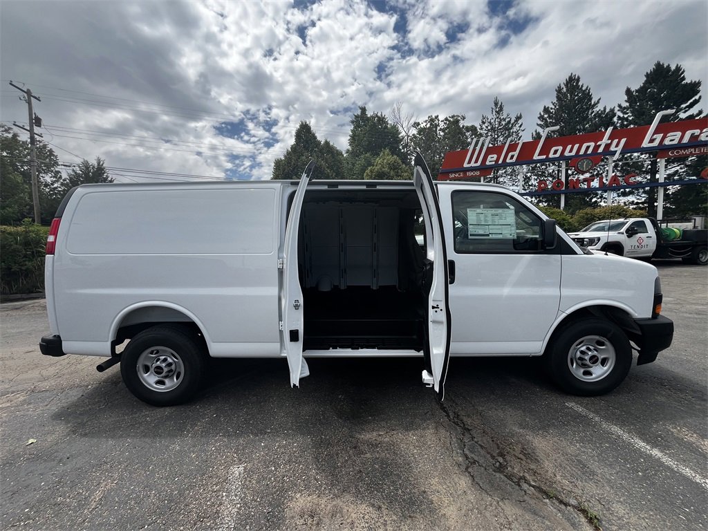 2025 Gmc Savana Cargo 3500 photo 2