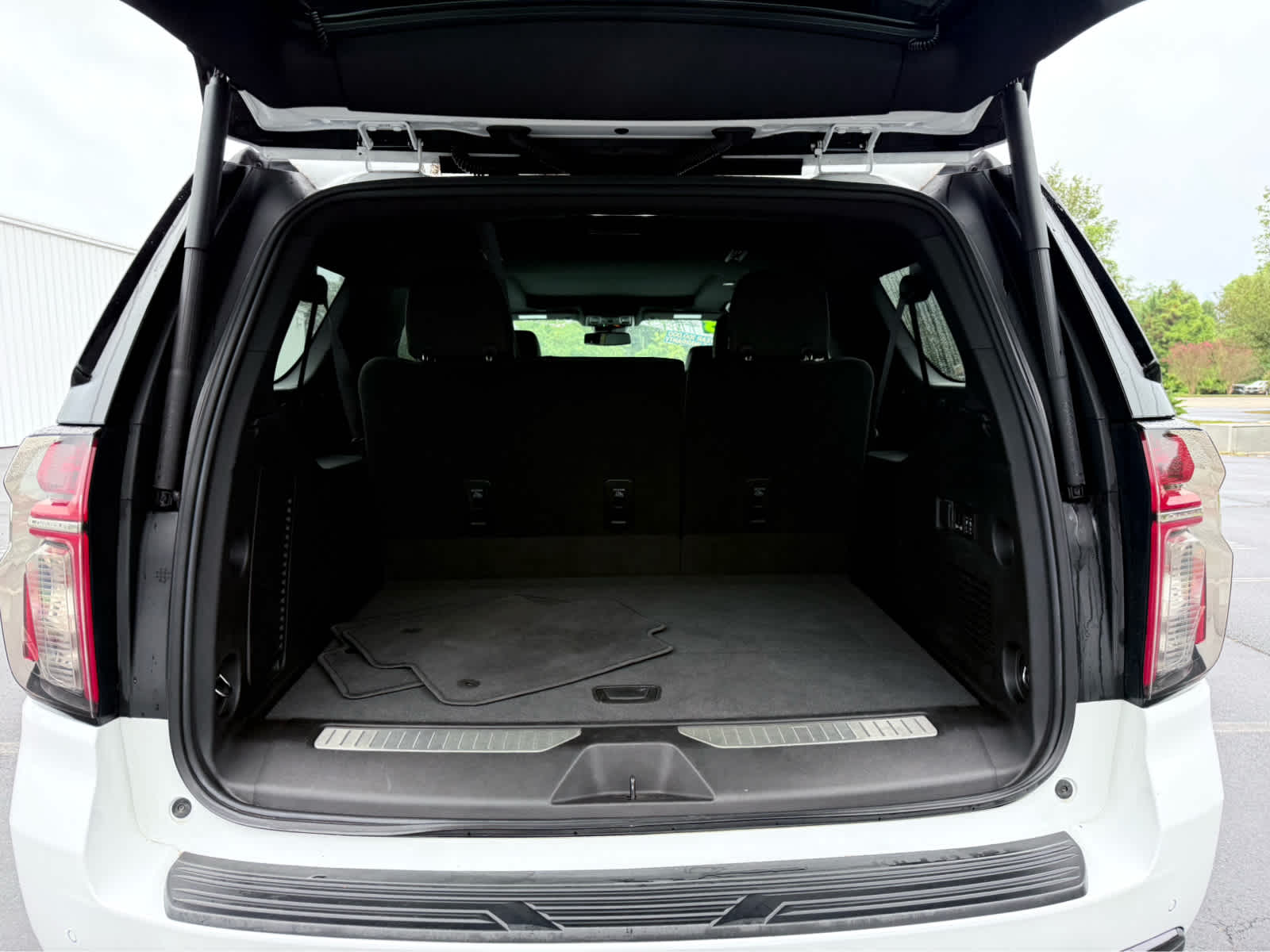 2023 Chevrolet Suburban RST photo 10