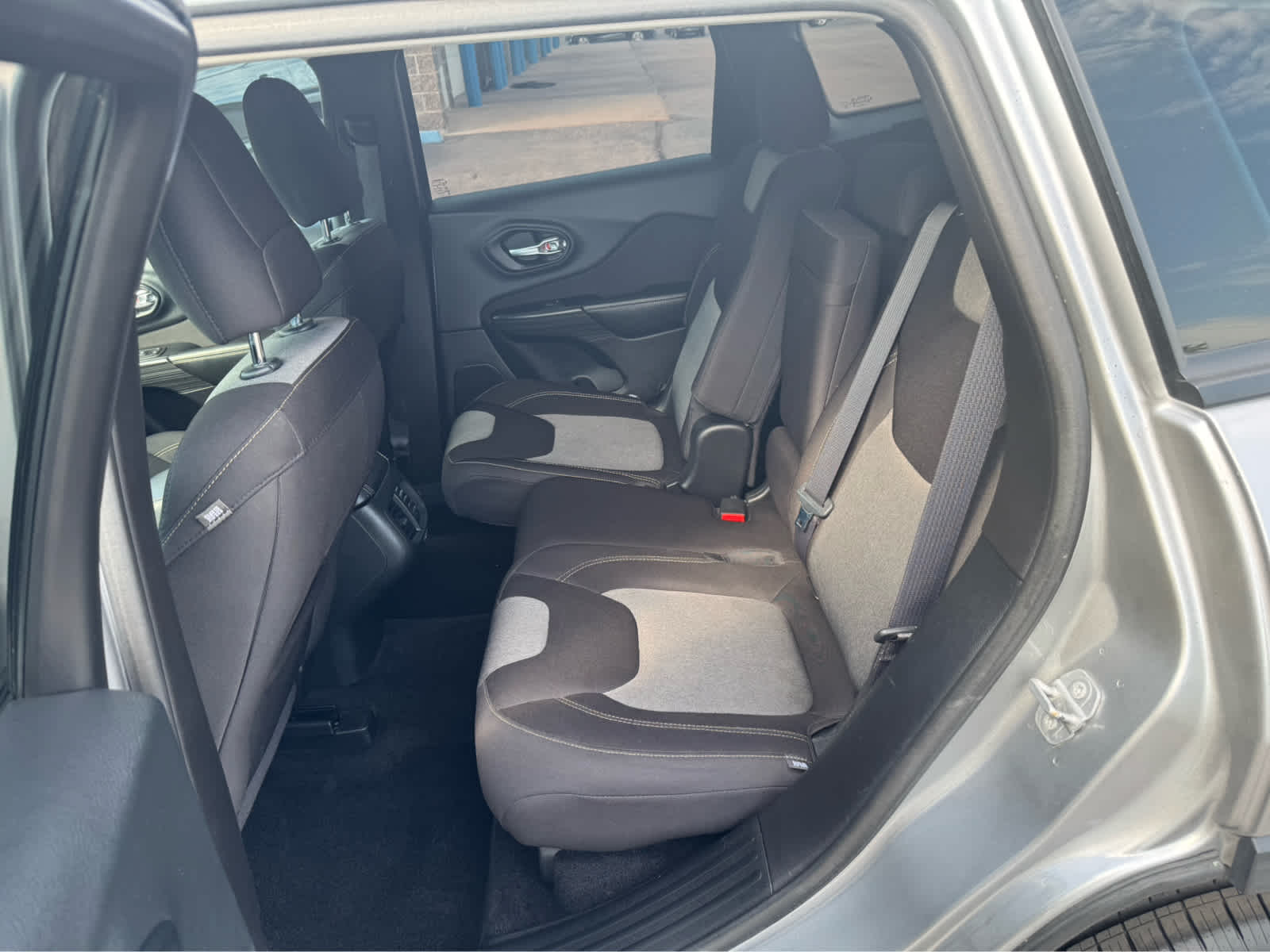 2015 Jeep Cherokee Sport photo 13