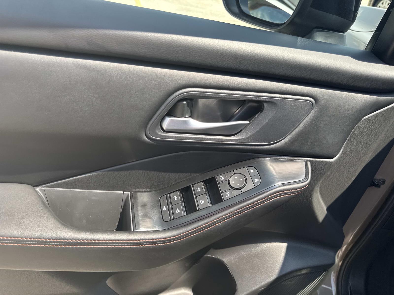 2025 Nissan Rogue SV photo 18