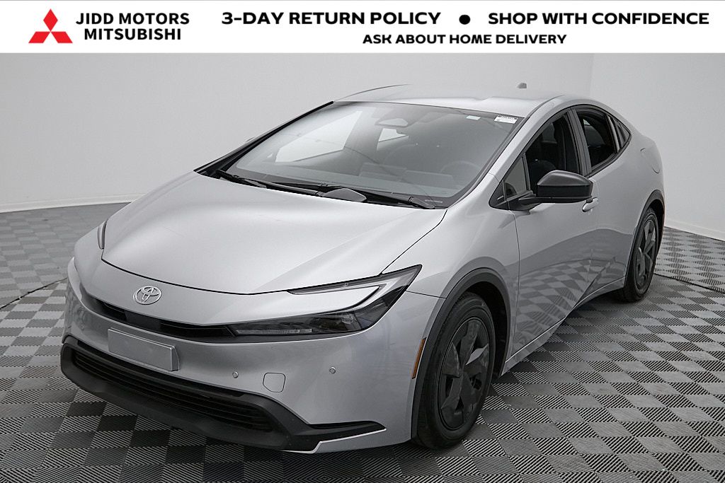 2025 Toyota Prius LE's photo