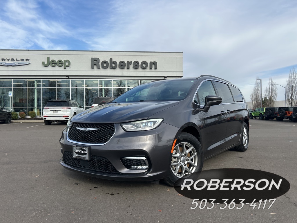 2022 Chrysler Pacifica Touring's photo