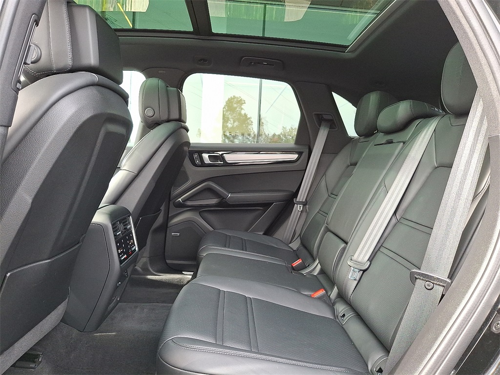 2023 Porsche Cayenne Platinum Edition photo 10
