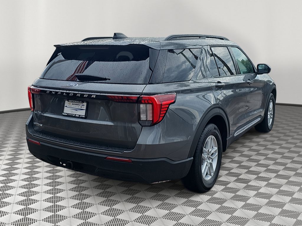 2025 Ford Explorer photo 2
