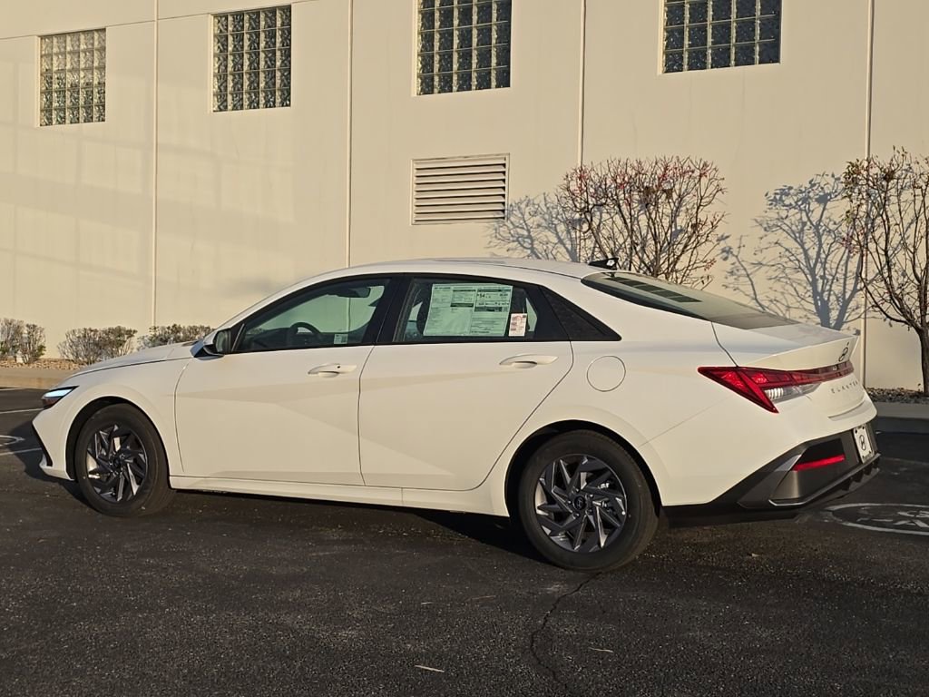 2026 Hyundai Elantra Hybrid Blue photo 4