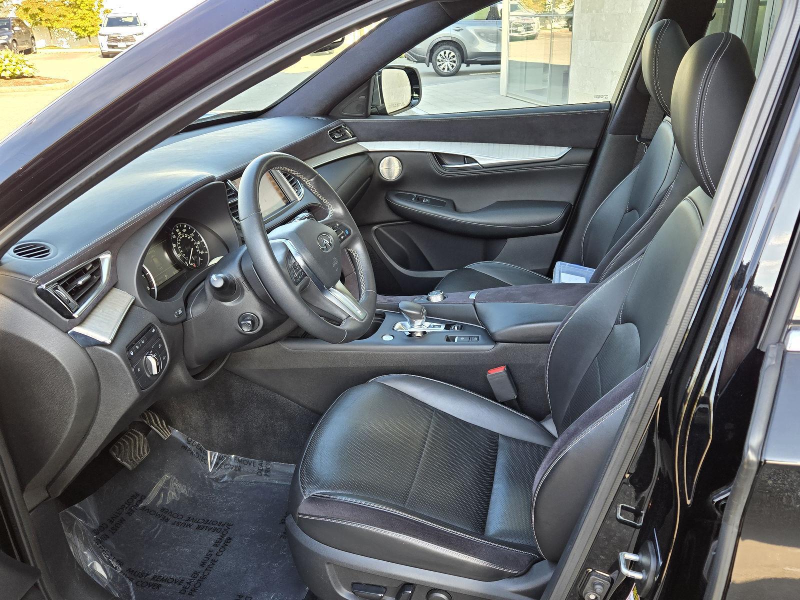 2019 Infiniti QX50 Essential photo 3