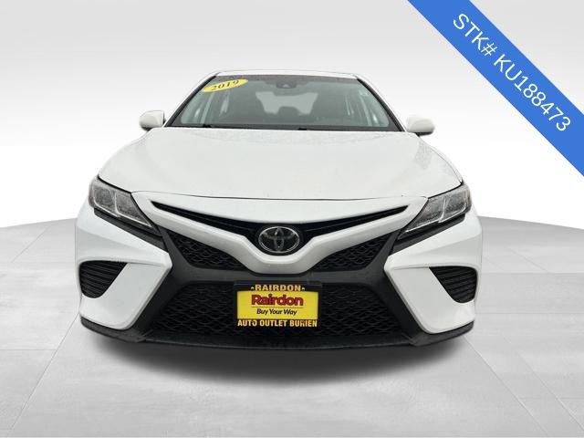 2019 Toyota Camry SE XLE photo 2