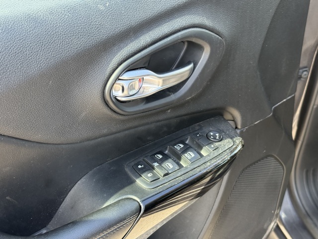 2019 Jeep Cherokee Altitude photo 11
