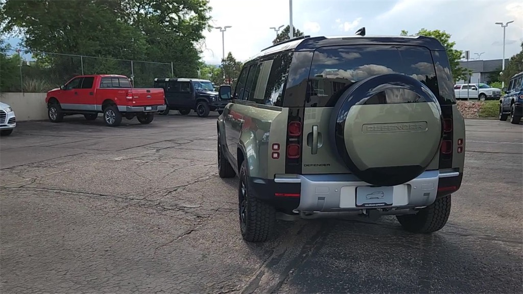 2025 Land Rover Defender 110 S photo 6
