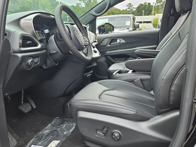 2025 Chrysler Pacifica photo 5