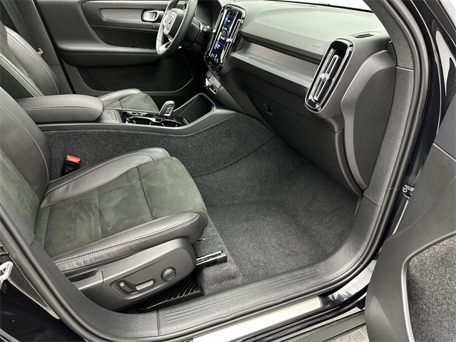 2022 Volvo XC40 R-Design photo 16