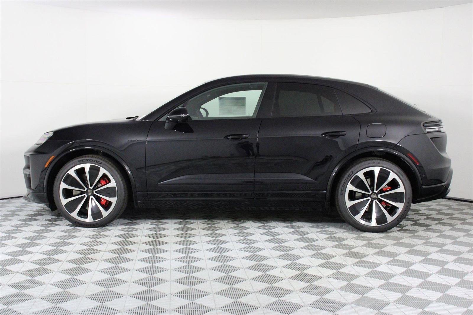 2025 Porsche Macan Electric Turbo photo 2